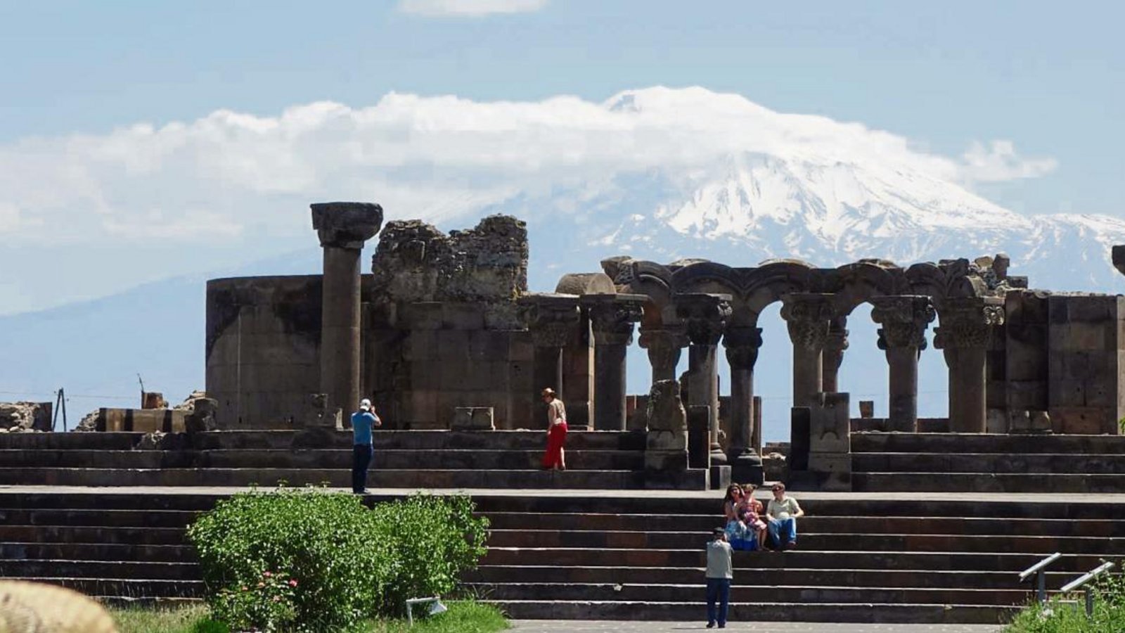 Der Tempel Zvarnots war ein Ziel der deutschen Reisegruppe. Im Hintergrund ist der Berg Ararat zu sehen. Fotos: Gratz Der Tempel Zvarnots war ein Ziel der deutschen Reisegruppe. Im Hintergrund ist der Berg Ararat zu sehen. Fotos: Gratz