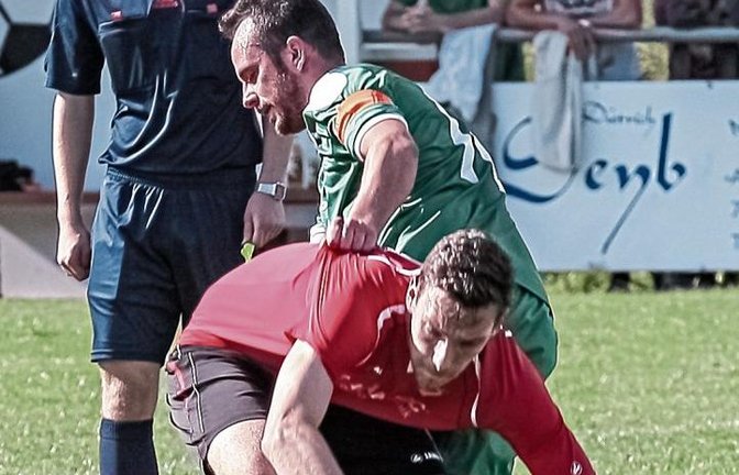So wie hier Mario Vehlgut (vorne) tat sich der SVH gestern gegen Sternenfels schwer.  Foto: Simecek