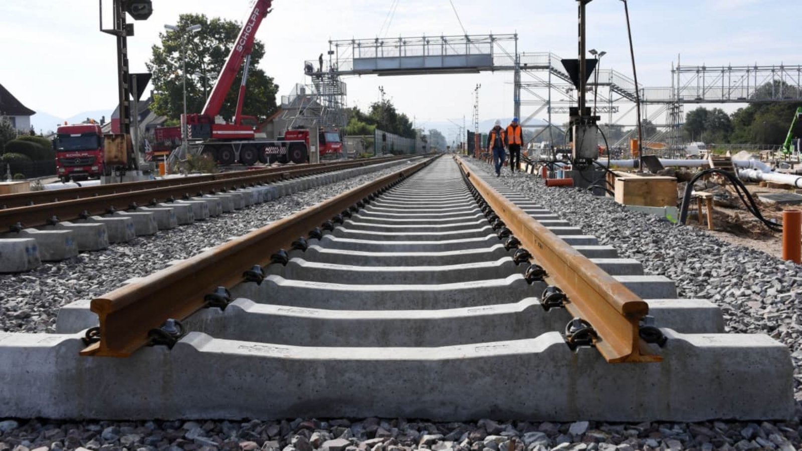 Gearbeitet wird unter anderem an Gleisen und Weichen. (Archivbild)Uli Deck/dpa