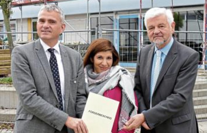 Bürgermeister Holger Albrich und die stellvertretende Stadtkämmerin Melanie Schrempf mit Regierungspräsident Wolfgang Reimer (von links).  Foto: p
