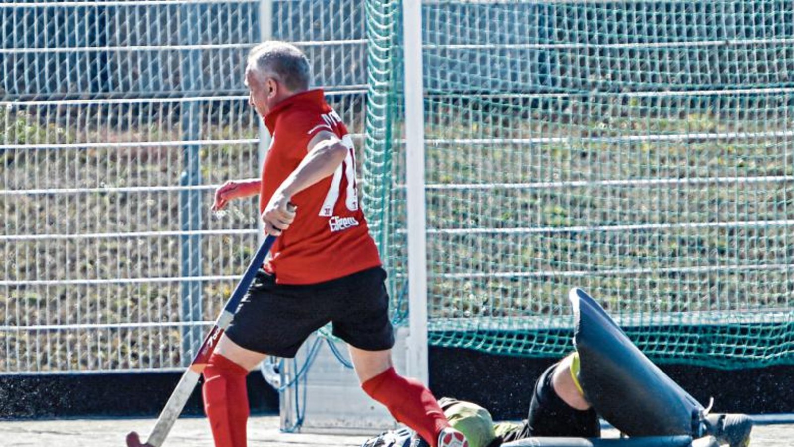 SG-Torwart Daniel Löpsinger (rechts) muss sich lang machen, um einen Treffer von Offenburgs Nikolaj Eliseew zu verhindern. Foto: Leitner SG-Torwart Daniel Löpsinger (rechts) muss sich lang machen, um einen Treffer von Offenburgs Nikolaj Eliseew zu verhindern. Foto: Leitner