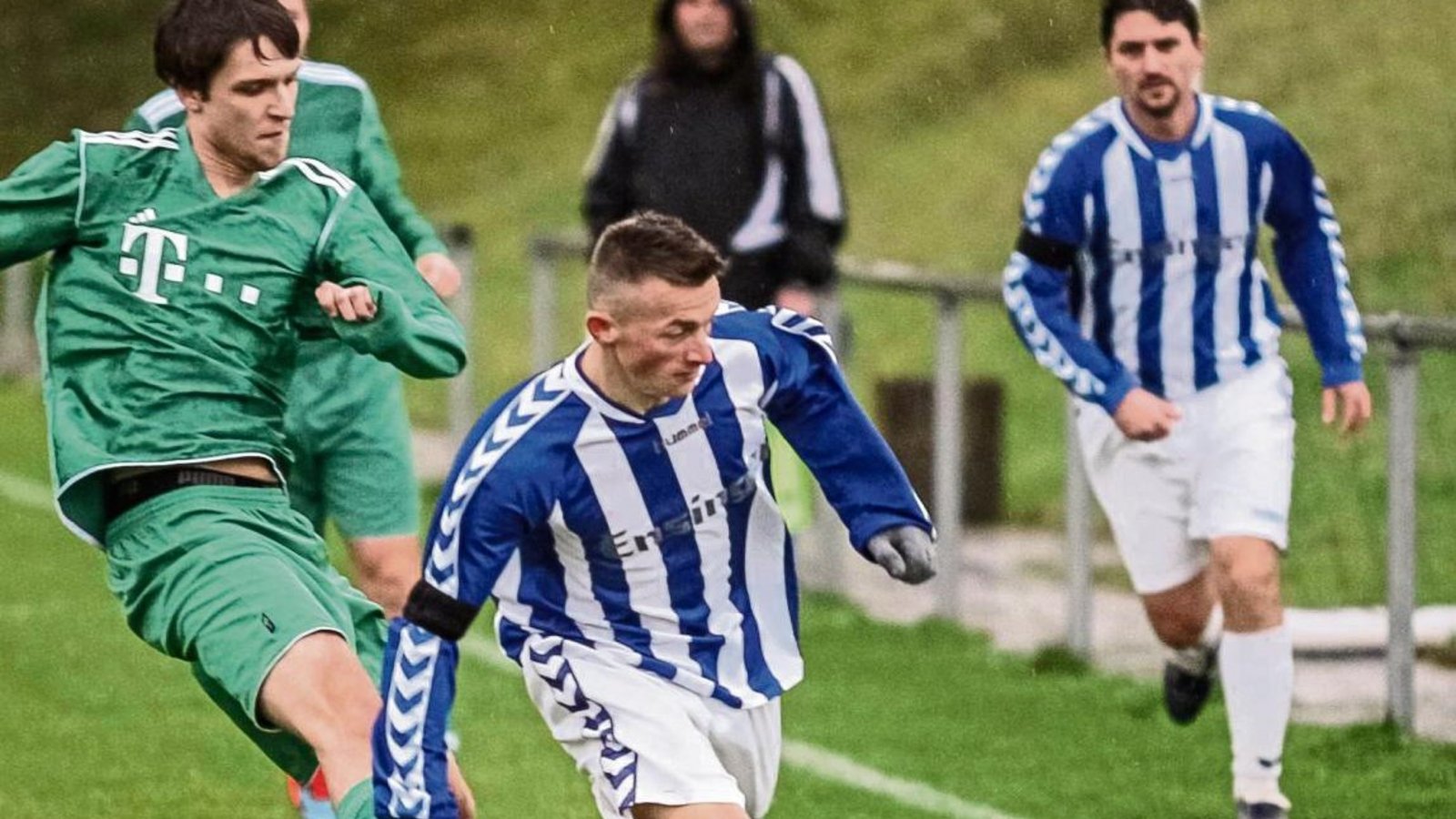 Granit Isafi (vorne) hat sich mit dem FC Gündelbach überzeugend gegen Hochdorf (links Matthias Streule) durchgesetzt. Foto: Simecek Granit Isafi (vorne) hat sich mit dem FC Gündelbach überzeugend gegen Hochdorf (links Matthias Streule) durchgesetzt. Foto: Simecek