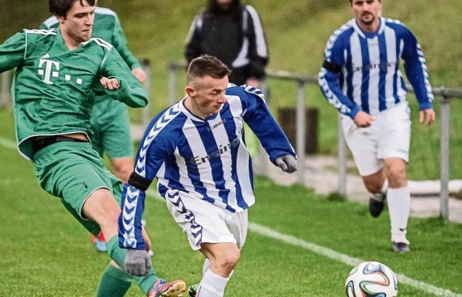 Granit Isafi (vorne) hat sich mit dem FC Gündelbach überzeugend gegen Hochdorf (links Matthias Streule) durchgesetzt. Foto: Simecek