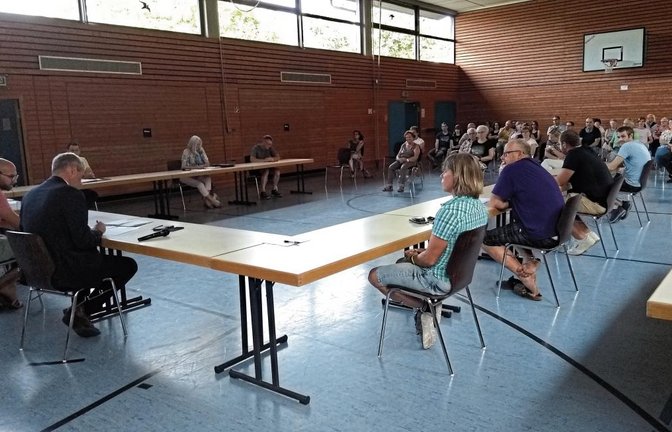 Elternprotest bei der Ortschaftsratssitzung in Häfnerhaslach. Foto: Glemser