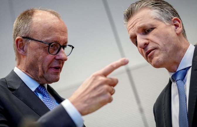 Wer gibt nun die Richtung vor in der Fraktion? Bundeskanzler Friedrich Merz (CDU, l.) und Thorsten Frei (CDU), noch Chef des Bundeskanzleramts und bald Fraktionschef.<span class='image-autor'>Kay Nietfeld/dpa</span>