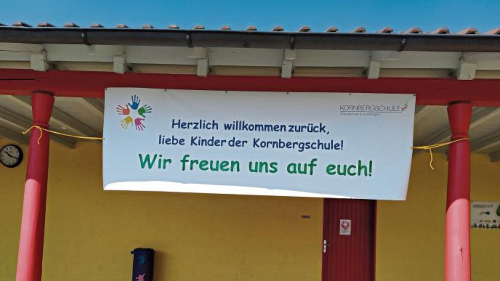 Wiedersehensfreude: So begrüßen die Lehrer der Enzweihinger Kornberschule ihre Schüler nach zwei Monaten Corona-Pause. Foto: Prieger Wiedersehensfreude: So begrüßen die Lehrer der Enzweihinger Kornberschule ihre Schüler nach zwei Monaten Corona-Pause. Foto: Prieger