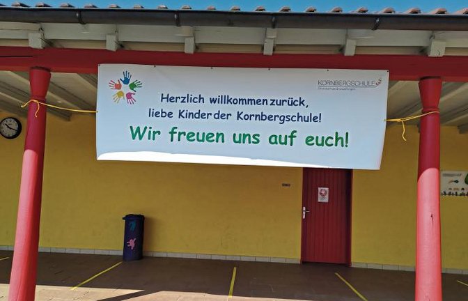 Wiedersehensfreude: So begrüßen die Lehrer der Enzweihinger Kornberschule ihre Schüler nach zwei Monaten Corona-Pause.  Foto: Prieger