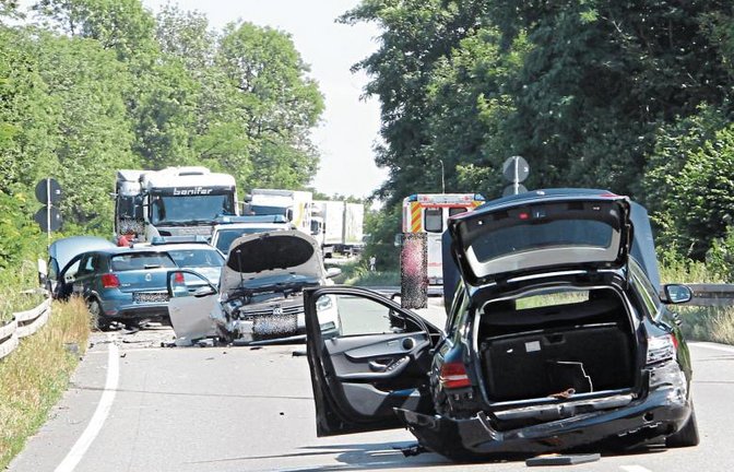 Drei Autos sind in den Unfall auf der B 10 verwickelt.  Foto: Rücker