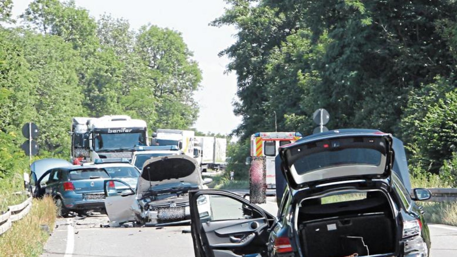 Drei Autos sind in den Unfall auf der B 10 verwickelt. Foto: Rücker Drei Autos sind in den Unfall auf der B 10 verwickelt. Foto: Rücker