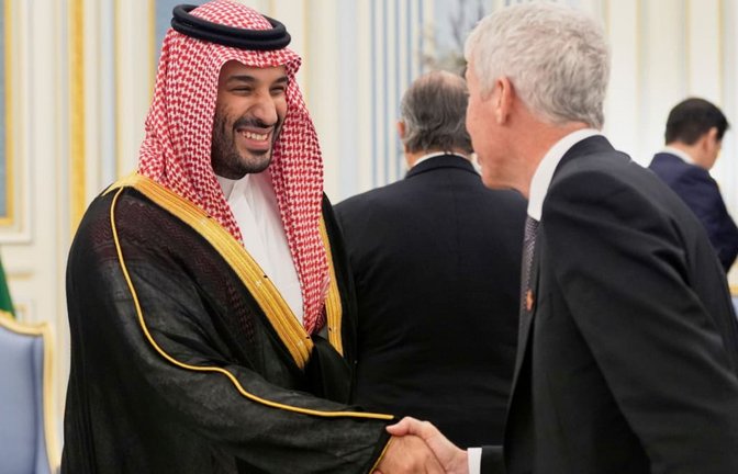 Der saudische Kronprinz Mohammed bin Salman begrüßt Chris Wright, US-Energieminister, im Königspalast in Riad.<span class='image-autor'>Alex Brandon/AP/dpa</span>