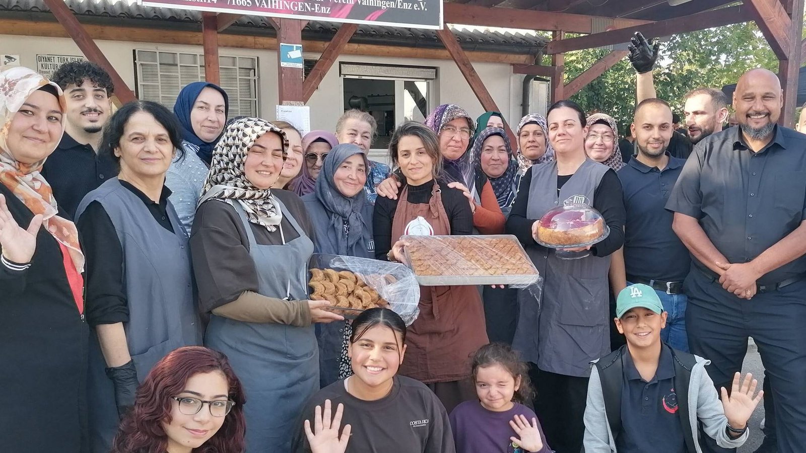 Bereit zum Austausch mit allen Interessierten: Die Gemeindemitglieder beim Tag der offenen Moschee in der Hauffstraße.  Foto: Banholzer