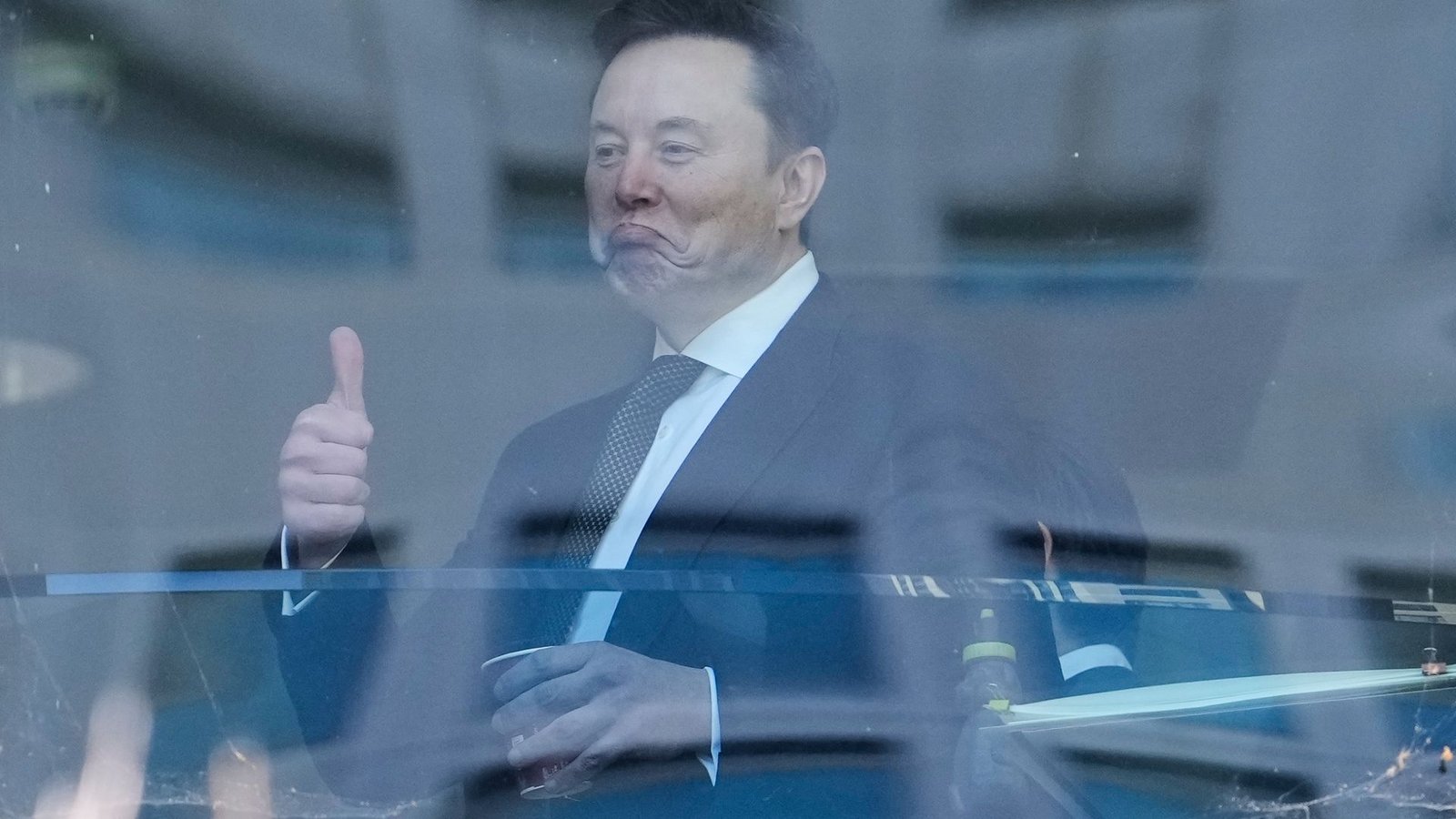 Tech-Milliardär Elon Musk wurde als Zeuge im Prozess um seine Klage gegen OpenAI-Mitgründer Sam Altman befragt.Foto: Godofredo A. Vásquez/AP/dpa