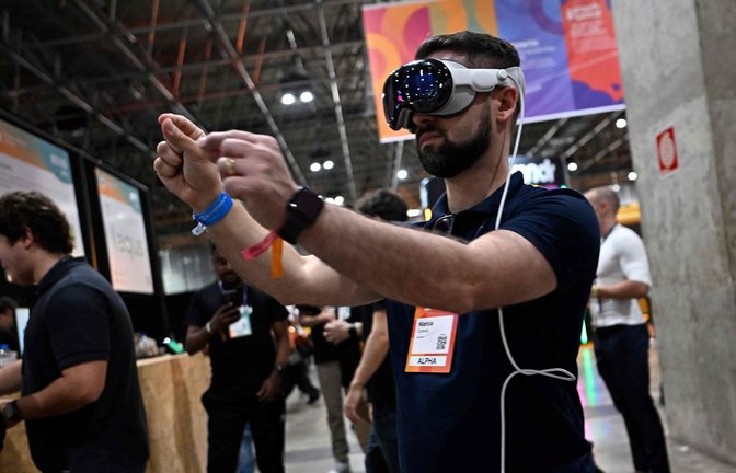 3D-Headset Vision Pro: Die Vorführtermine in den Apple Stores werden offenbar immer seltener gebucht.<span class='image-autor'>Foto: AFP/MAURO PIMENTEL</span>