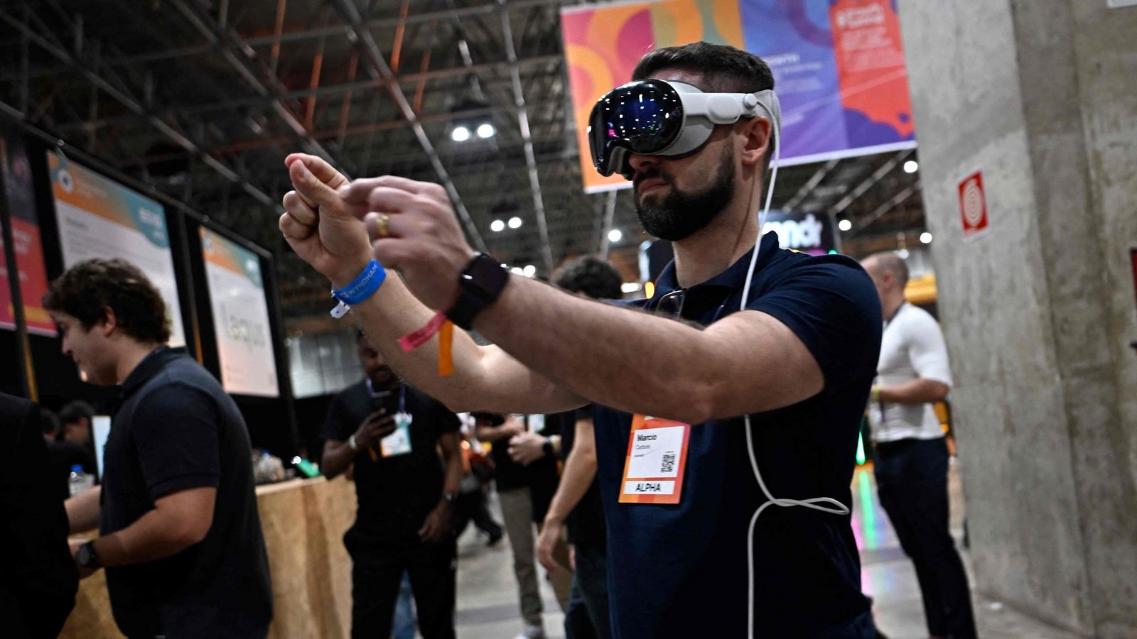 3D-Headset Vision Pro: Die Vorführtermine in den Apple Stores werden offenbar immer seltener gebucht.Foto: AFP/MAURO PIMENTEL 3D-Headset Vision Pro: Die Vorführtermine in den Apple Stores werden offenbar immer seltener gebucht.Foto: AFP/MAURO PIMENTEL