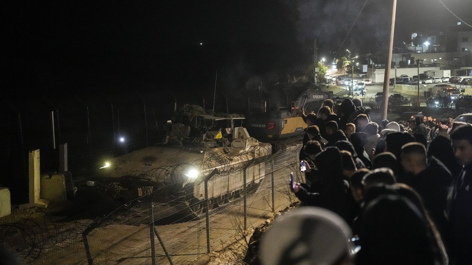 Panzer fahren an der Grenze zwischen Israel und Syrien auf.Foto: dpa/Matias Delacroix Panzer fahren an der Grenze zwischen Israel und Syrien auf.Foto: dpa/Matias Delacroix