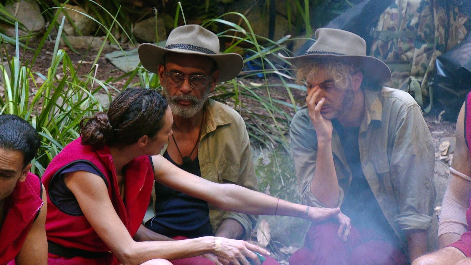 Im Camp wird er getröstet.Foto: RTL/Folge 18_008 Im Camp wird er getröstet.Foto: RTL/Folge 18_008