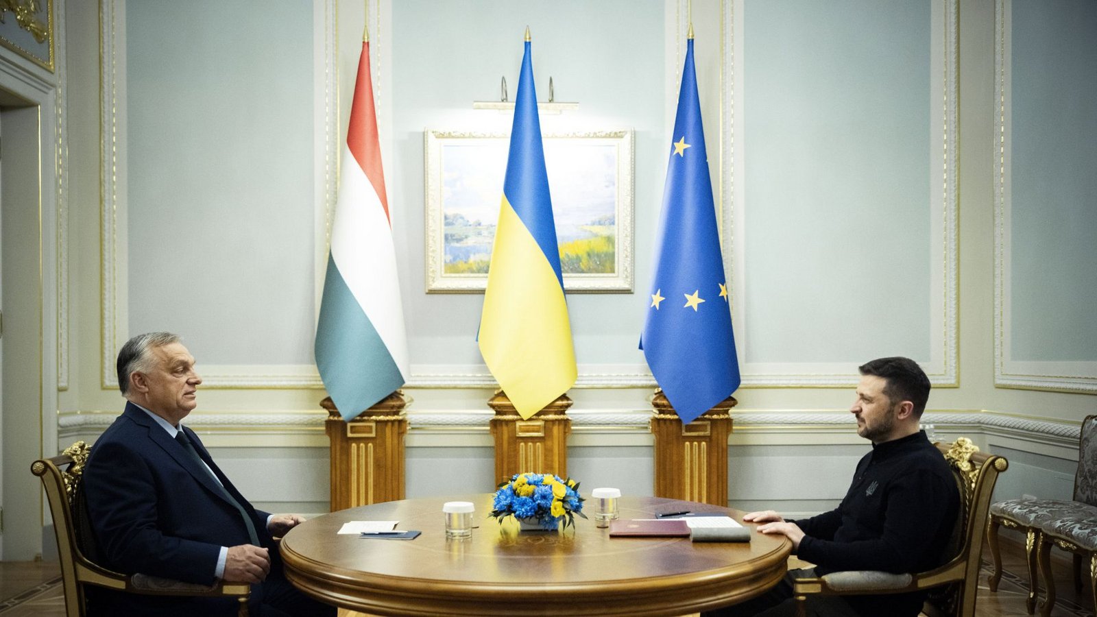 Ungarns Ministerpräsident Orban (links) im Gespräch mit dem ukrainischen Präsidenten Selenskyi.Foto: dpa/Zoltan Fischer Ungarns Ministerpräsident Orban (links) im Gespräch mit dem ukrainischen Präsidenten Selenskyi.Foto: dpa/Zoltan Fischer