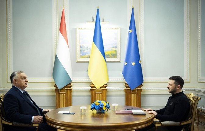 Ungarns Ministerpräsident Orban (links) im Gespräch mit dem ukrainischen Präsidenten Selenskyi.<span class='image-autor'>Foto: dpa/Zoltan Fischer</span>