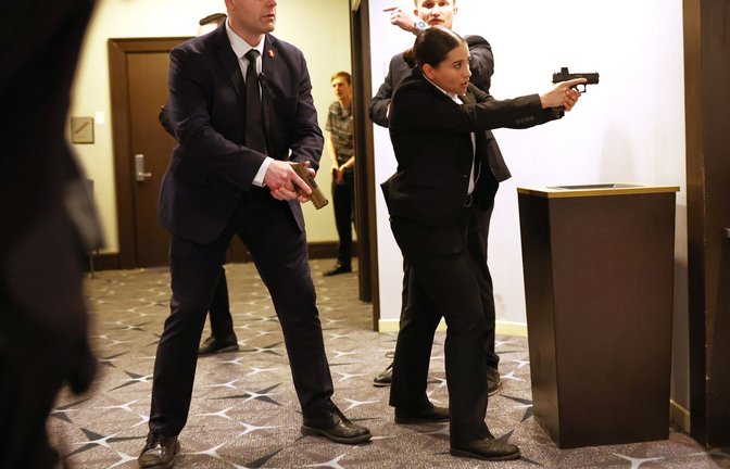 Mitten während der Veranstaltung brach plötzlich Chaos aus.<span class='image-autor'>Foto: Tom Brenner/AP/dpa</span>