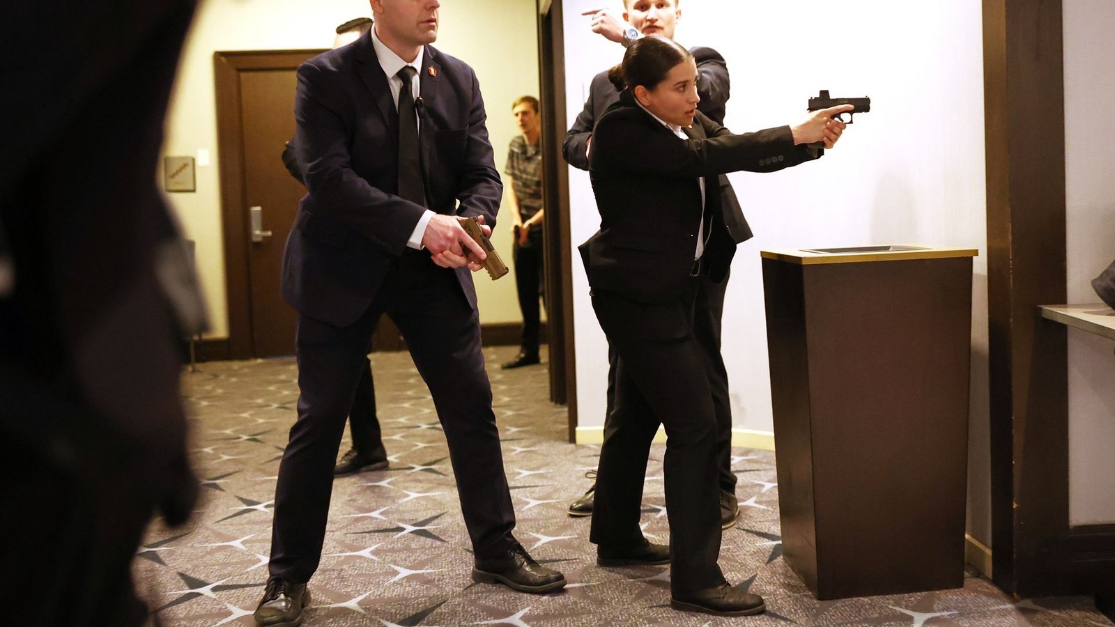 Mitten während der Veranstaltung brach plötzlich Chaos aus.Foto: Tom Brenner/AP/dpa