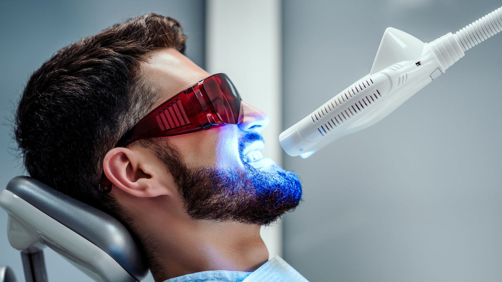 Beim Bleaching der Zähne in der Praxis wird ein hochdosiertes Gel, das Wasserstoffperoxid enthält, aufgetragen und oft zusätzlich mit einer speziellen Lampe erwärmtFoto: HBS - stock.adobe.com Beim Bleaching der Zähne in der Praxis wird ein hochdosiertes Gel, das Wasserstoffperoxid enthält, aufgetragen und oft zusätzlich mit einer speziellen Lampe erwärmtFoto: HBS - stock.adobe.com