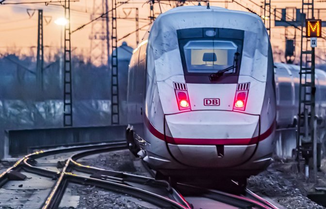Fast vier Stunden saßen Bahnreisende am späten Freitagabend bei Crailsheim fest.<span class='image-autor'>Foto: IMAGO/Arnulf Hettrich/IMAGO/Arnulf Hettrich</span>