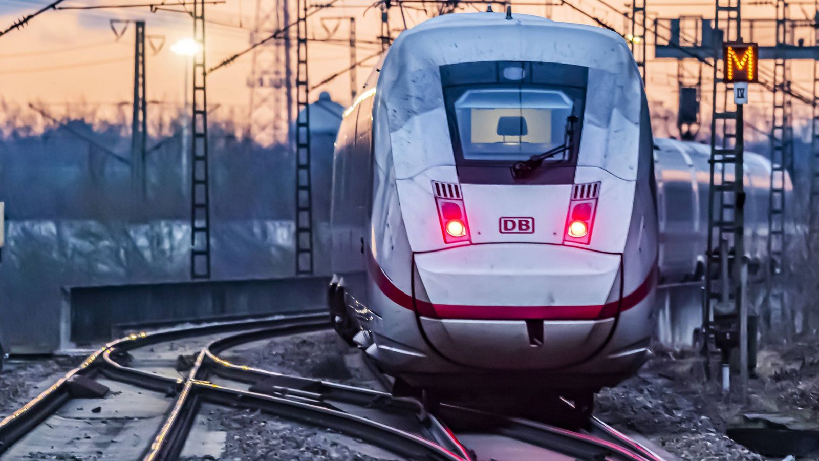 Fast vier Stunden saßen Bahnreisende am späten Freitagabend bei Crailsheim fest.Foto: IMAGO/Arnulf Hettrich/IMAGO/Arnulf Hettrich Fast vier Stunden saßen Bahnreisende am späten Freitagabend bei Crailsheim fest.Foto: IMAGO/Arnulf Hettrich/IMAGO/Arnulf Hettrich