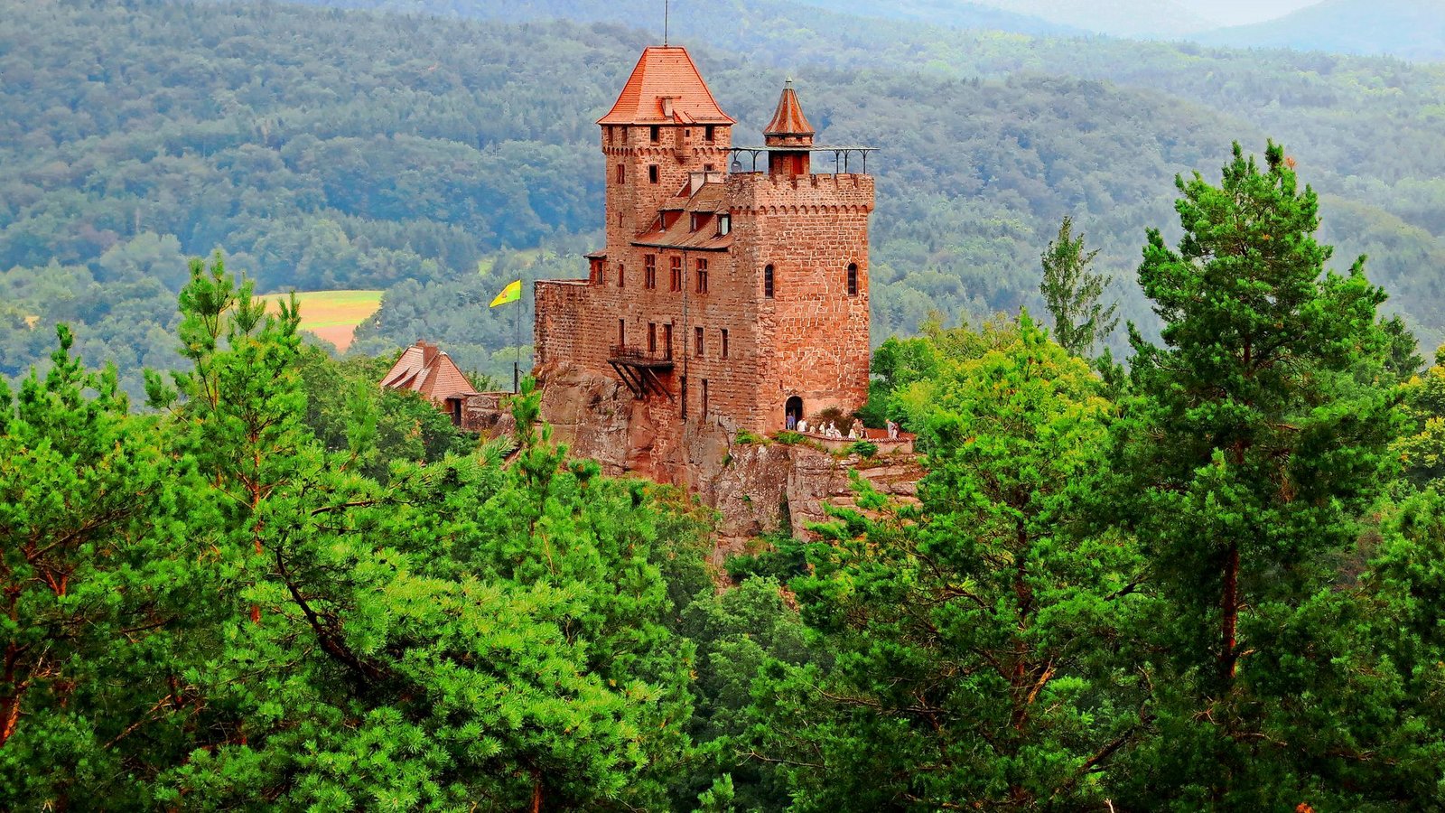 Auf der Raubritterburg Berwartstein hauste einst Hans Trapp. Seine Untaten sind ebenso legendär wie seine Burg.Foto: /Günther Weinert Auf der Raubritterburg Berwartstein hauste einst Hans Trapp. Seine Untaten sind ebenso legendär wie seine Burg.Foto: /Günther Weinert