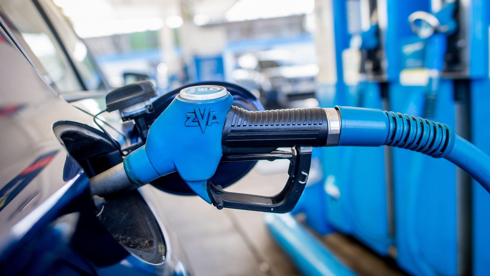 Eine Frau hat an einer Tankstelle im Ortenaukreis vergessen, die Zapfpistole vor dem Wegfahren rauszunehmen (Symbolfoto).Foto: Hauke-Christian Dittrich/dpa/Hauke-Christian Dittrich Eine Frau hat an einer Tankstelle im Ortenaukreis vergessen, die Zapfpistole vor dem Wegfahren rauszunehmen (Symbolfoto).Foto: Hauke-Christian Dittrich/dpa/Hauke-Christian Dittrich