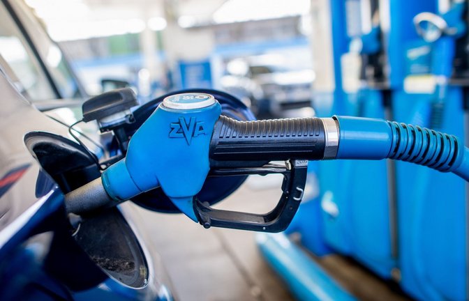 Eine Frau hat an einer Tankstelle im Ortenaukreis vergessen, die Zapfpistole vor dem Wegfahren rauszunehmen (Symbolfoto).<span class='image-autor'>Foto: Hauke-Christian Dittrich/dpa/Hauke-Christian Dittrich</span>