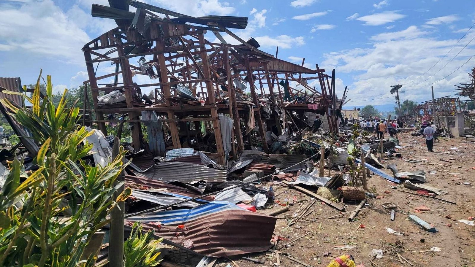 Rettungskräfte suchten weiter nach Verschütteten unter den Trümmern.Foto: -/Palaung Land/AP/dpa Rettungskräfte suchten weiter nach Verschütteten unter den Trümmern.Foto: -/Palaung Land/AP/dpa