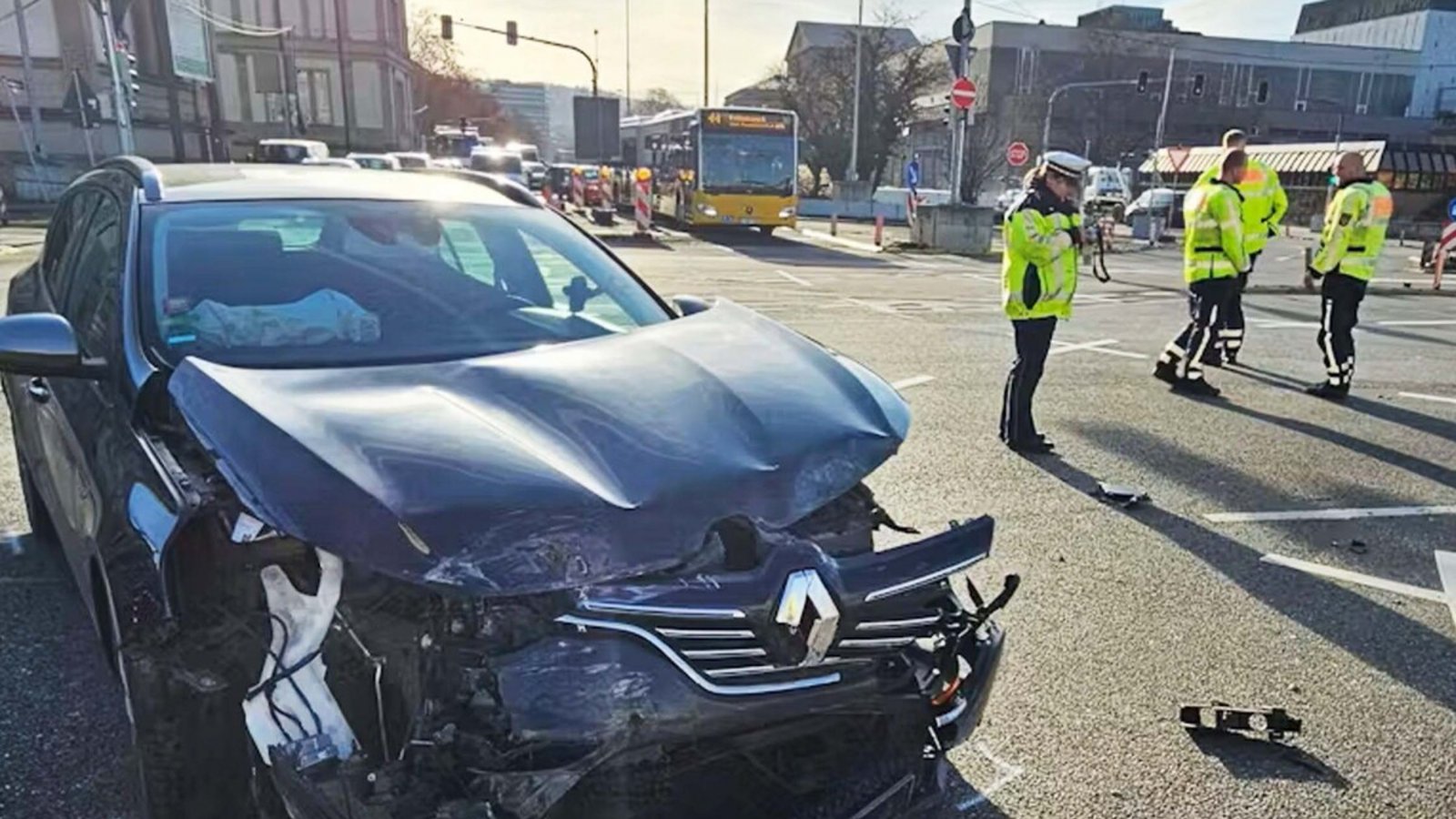 Rotlicht übersehen? Typischer Unfall auf der Bundesstraße 14 am Gebhard-Müller-Platz.Foto: Andreas Rosar Rotlicht übersehen? Typischer Unfall auf der Bundesstraße 14 am Gebhard-Müller-Platz.Foto: Andreas Rosar