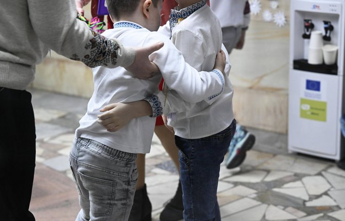 Wegen des russischen Angriffskriegs besuchen diese Kinder in Kharkiv eine unterirdische Schule, um sie vor Bomben zu schützen. Andere haben Elternteile im Krieg verloren (Symbolbild).<span class='image-autor'>Foto: IMAGO/Lehtikuva/Vesa Moilanen</span>