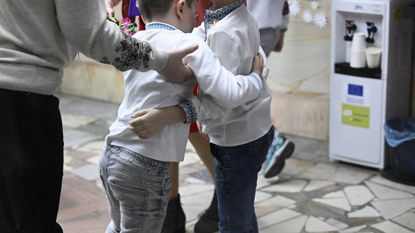 Wegen des russischen Angriffskriegs besuchen diese Kinder in Kharkiv eine unterirdische Schule, um sie vor Bomben zu schützen. Andere haben Elternteile im Krieg verloren (Symbolbild).Foto: IMAGO/Lehtikuva/Vesa Moilanen Wegen des russischen Angriffskriegs besuchen diese Kinder in Kharkiv eine unterirdische Schule, um sie vor Bomben zu schützen. Andere haben Elternteile im Krieg verloren (Symbolbild).Foto: IMAGO/Lehtikuva/Vesa Moilanen