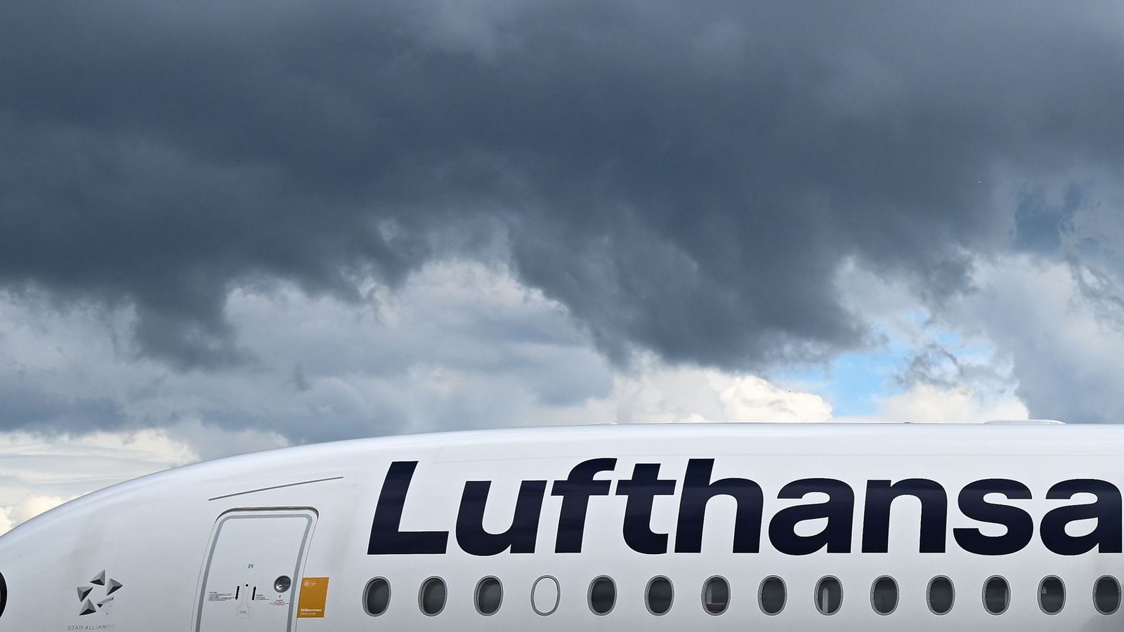 Das Bugfahrwerk einer Lufthansa-Maschine knickte am Frankfurter Flughafen ein. (Symbolbild)Foto: Florian Wiegand/dpa/Florian Wiegand