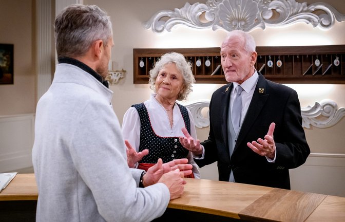 Erik (Sven Waasner, l, mit Antje Hagen, M. und Sepp Schauer, r.) bringt sich als Alfons‘ Nachfolger ins Spiel.<span class='image-autor'>Foto: ARD/WDR/Christof Arnold</span>