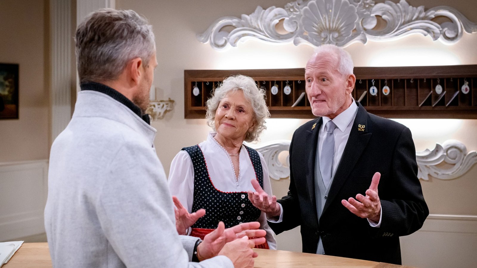 Erik (Sven Waasner, l, mit Antje Hagen, M. und Sepp Schauer, r.) bringt sich als Alfons‘ Nachfolger ins Spiel.Foto: ARD/WDR/Christof Arnold