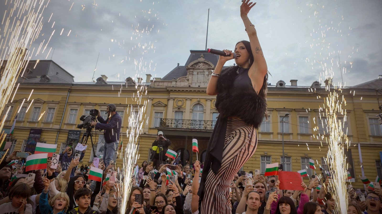 Dara, die Gewinnerin des Eurovisionswettbewerbs 2026, tritt vor ihren Fans in der bulgarischen Hauptstadt Sofia auf.Foto: Valentina Petrova/AP/dpa Dara, die Gewinnerin des Eurovisionswettbewerbs 2026, tritt vor ihren Fans in der bulgarischen Hauptstadt Sofia auf.Foto: Valentina Petrova/AP/dpa