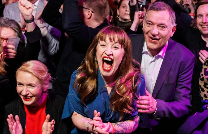 Pure Freude: Die Parteispitze der Linken mit Ines Schwerdtner (links), Heidi Reichinnek und Jan van Aken.<span class='image-autor'>Foto: AFP/Jens Schlüter</span>