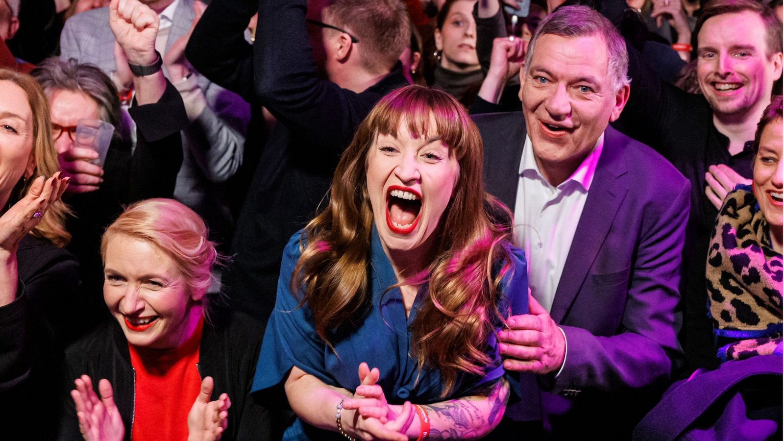 Pure Freude: Die Parteispitze der Linken mit Ines Schwerdtner (links), Heidi Reichinnek und Jan van Aken.Foto: AFP/Jens Schlüter Pure Freude: Die Parteispitze der Linken mit Ines Schwerdtner (links), Heidi Reichinnek und Jan van Aken.Foto: AFP/Jens Schlüter