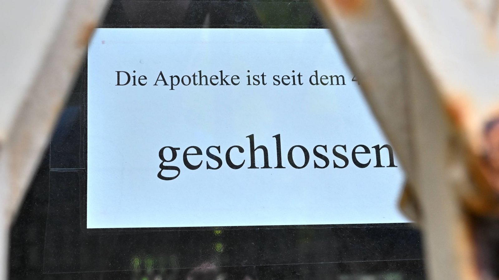 Schilder wie dieses sind immer wieder an Apotheken im Land zu finden (Symbolbild).Foto: IMAGO/Rolf Poss Schilder wie dieses sind immer wieder an Apotheken im Land zu finden (Symbolbild).Foto: IMAGO/Rolf Poss