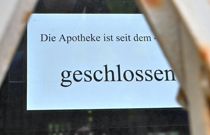 Schilder wie dieses sind immer wieder an Apotheken im Land zu finden (Symbolbild).<span class='image-autor'>Foto: IMAGO/Rolf Poss</span>