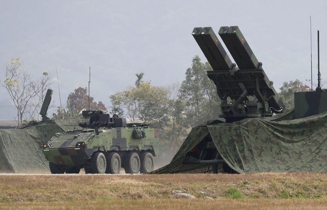 Panzer und Raketenwerfer bei einer Übung in Taiwan.<span class='image-autor'>Foto: ChiangYing-ying/dpa</span>