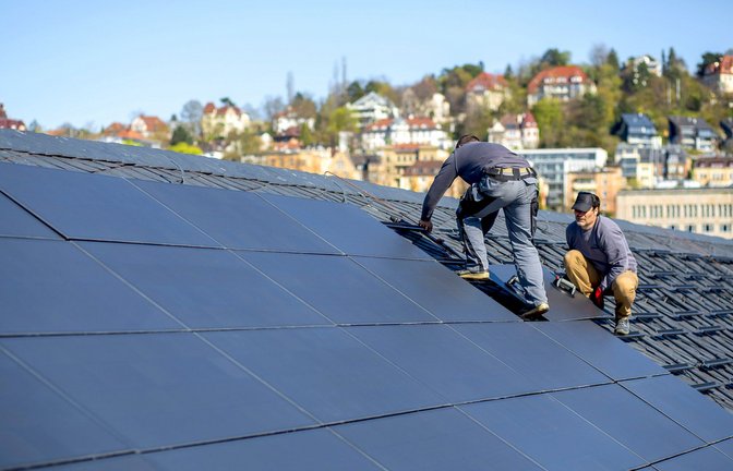 Auch auf dem Neuen Schloss in Stuttgart wurden Solarzellen installiert.<span class='image-autor'>Foto: Lichtgut/Leif Piechowski</span>
