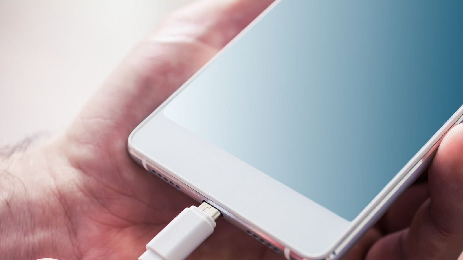 Ein Cent kostet eine volle Smartphone-Ladung (0,02 kWh).Foto: imago images/devenorr Ein Cent kostet eine volle Smartphone-Ladung (0,02 kWh).Foto: imago images/devenorr