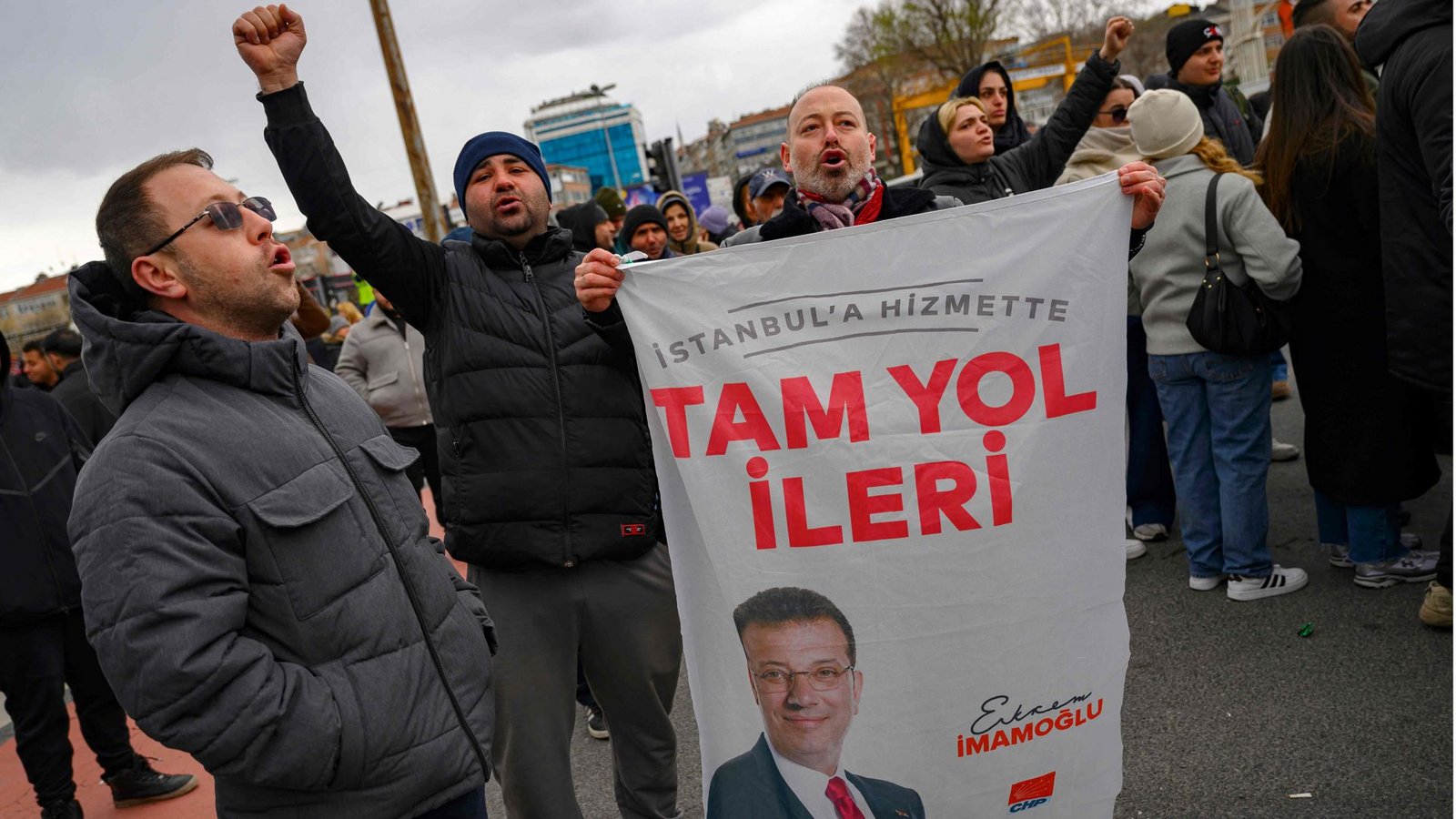 Anhänger des Istanbuler Oberbürgermeisters Ekrem Imamoglu protestieren gegen dessen Verhaftung.Foto: AFP/YASIN AKGUL Anhänger des Istanbuler Oberbürgermeisters Ekrem Imamoglu protestieren gegen dessen Verhaftung.Foto: AFP/YASIN AKGUL