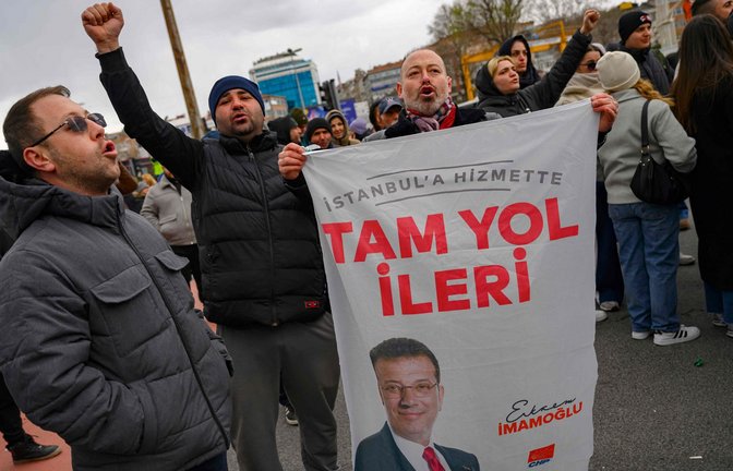 Anhänger des Istanbuler Oberbürgermeisters Ekrem Imamoglu protestieren gegen dessen Verhaftung.<span class='image-autor'>Foto: AFP/YASIN AKGUL</span>