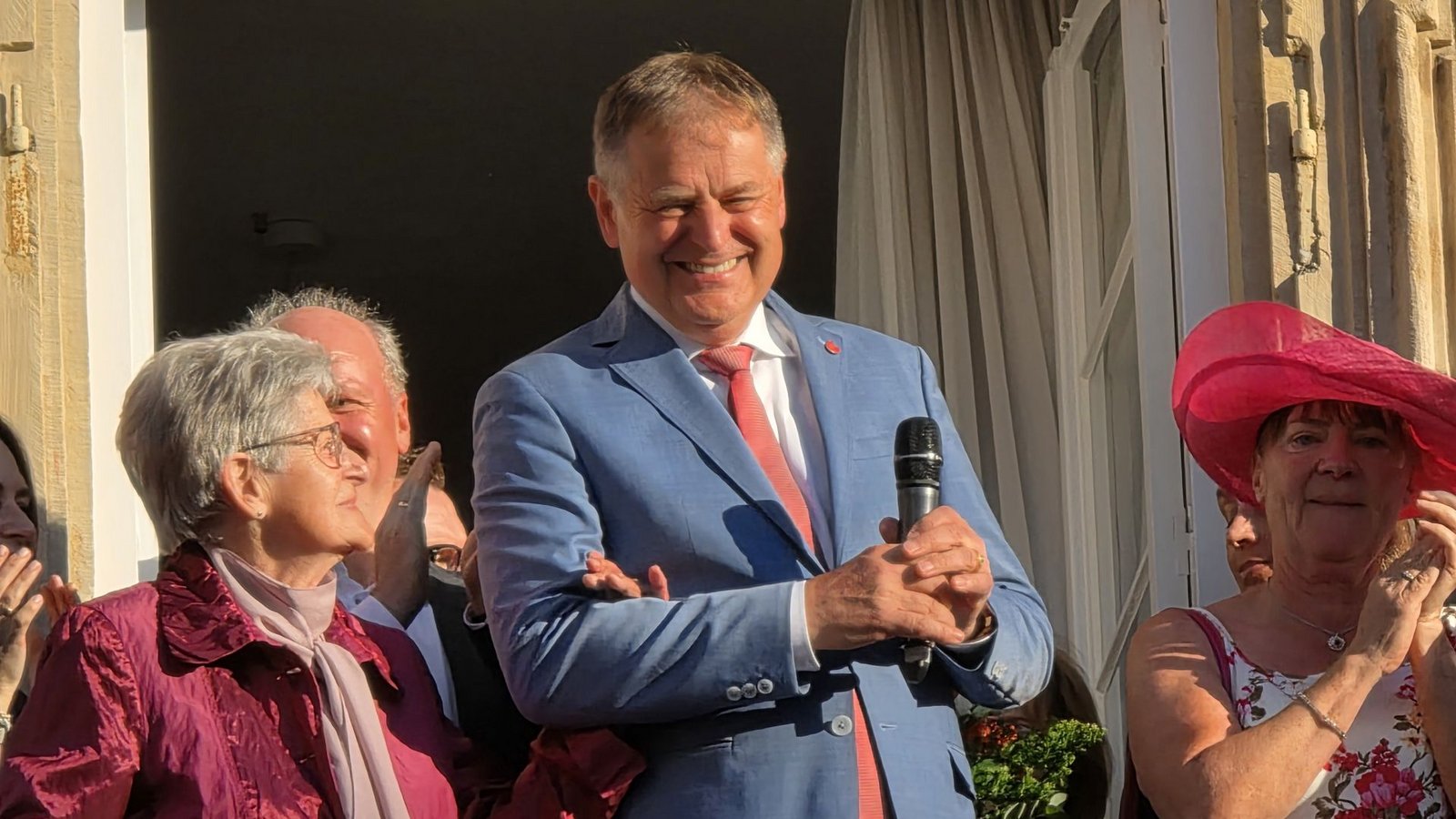OB Richard Arnold freut sich auf dem Rathausbalkon über seine Wiederwahl.Foto: Stadt Schwäbisch Gmünd