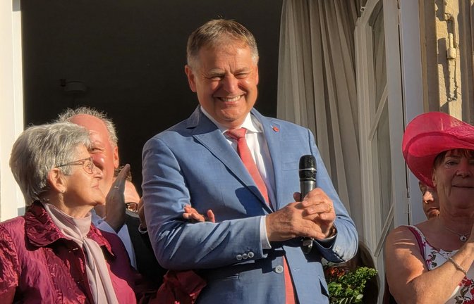 OB Richard Arnold freut sich auf dem Rathausbalkon über seine Wiederwahl.<span class='image-autor'>Foto: Stadt Schwäbisch Gmünd</span>