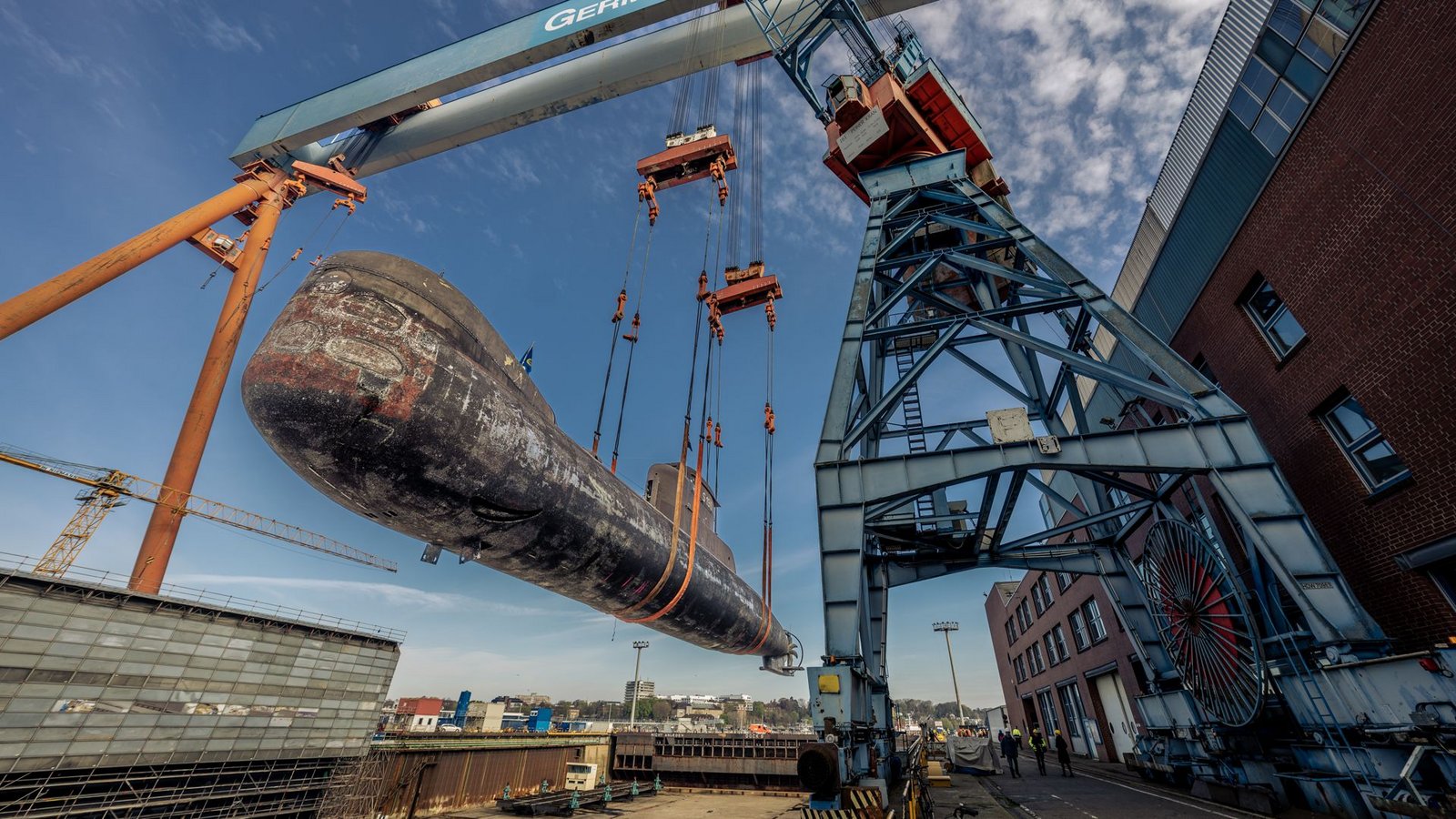 Start der Reise: Die U17 beim Verladen auf den Schwimmponton in Kiel am 28.04.2023.Foto: TMSNHSP Start der Reise: Die U17 beim Verladen auf den Schwimmponton in Kiel am 28.04.2023.Foto: TMSNHSP